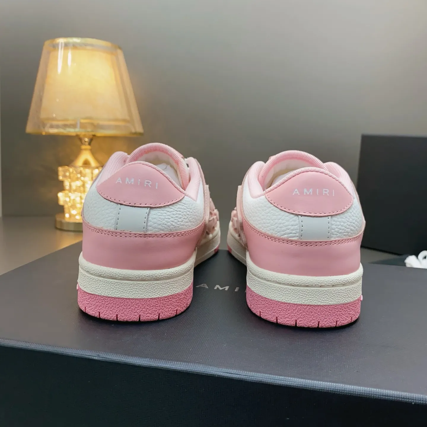 p580🐮🐮AMIRI Couple Style👑 The latest The Pacific Series Couple Style💀🦴Bone Stars Casual Sports Shoes Skateboard Shoes✔️ AMIRI's Pacific shoes are a sneaker that combines luxury and street style. Many celebrities and Internet celebrities have the same style. Its design and workmanship are very exquisite. Made of high-grade cow leather, soft to the touch and highly durable. 💎Fabrics: Original custom imported first-layer cowhide 💎Inner lining: Original customized breathable mesh 💎Foot: Original injection molded one-piece, comfortable, wear-resistant and not tiring for feet 💎Outsole: Original 1:1 molded three-color sole Original outsole 💎Sole thickness: 3CM 💎Size: Female 35-40 Male 39-46 💎Price; Top version 👑Special remarks Remark: (Female size 34 40 . Men's sizes 38 45 46 are customized and cannot be returned or exchanged. Please note when ordering! Thank you🤝🤝